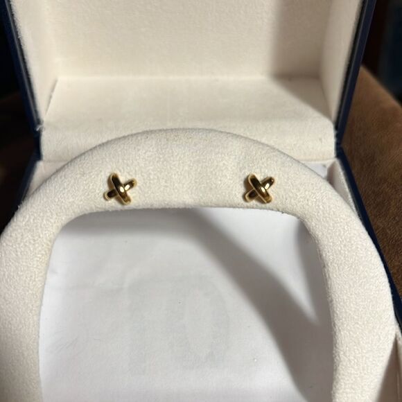 Vintage Avon May birthstone gold tone pierced earrings, green. - Picture 3 of 3